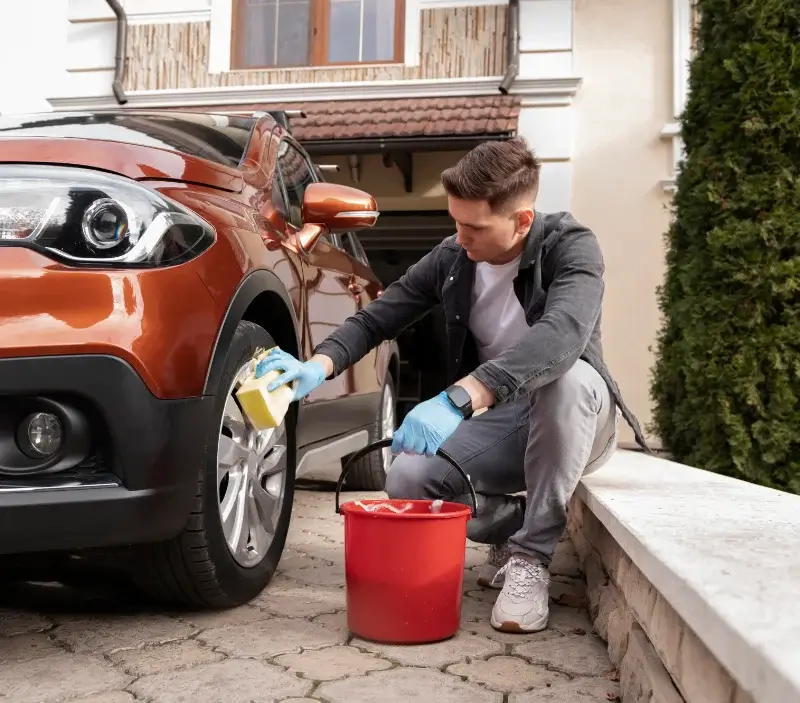 Lavage auto à domicile Neufchâtel-en-Bray : professionnel intervenant sur un véhicule